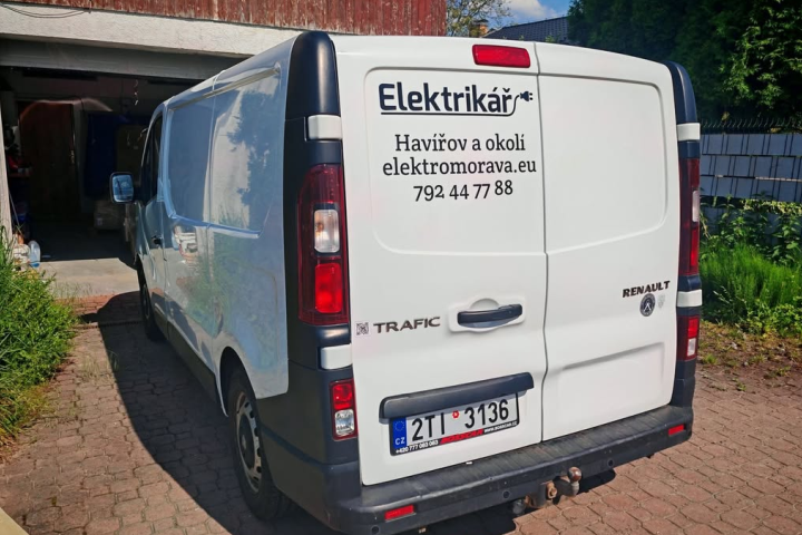 Polepy na auto Ranault Trafic. Částečný polep na zadní dveře dodávky.