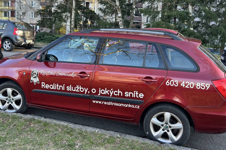 Polepy na auto Škoda Fabia. Polepy boků auta.